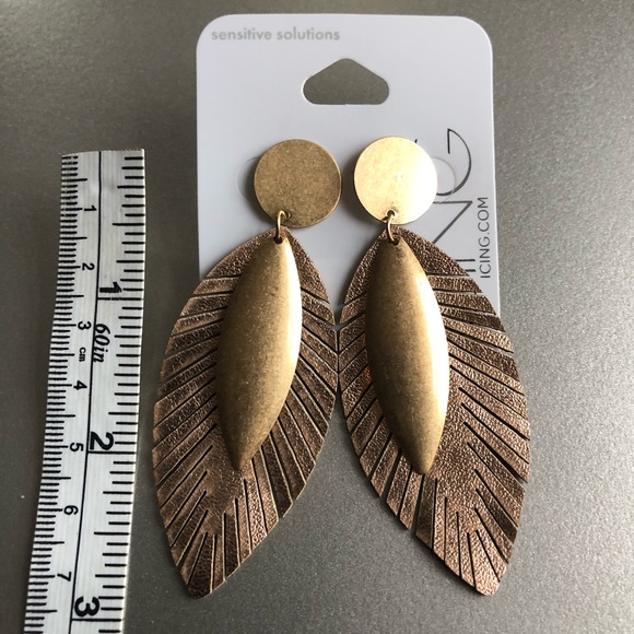 ICING Earrings - Picture 2 of 2